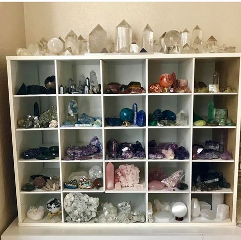 Crystal Rock Display Ideas, How To Display Rocks And Crystals, Crystal Collection Display, Crystal Display Ideas, Rock Collection Display, Rock Display, Crystal Storage, Crystal Room Decor, Spiritual Room