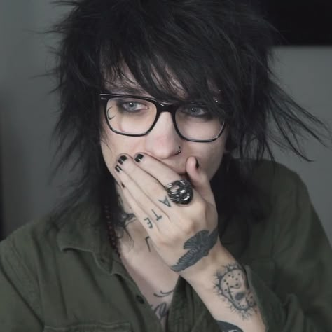 Johnnie Guilbert Pfp, Johnny Gilbert, Jonnie Guilbert, Jake Johnnie, Johnnie Gilbert, Hot Emo Guy, Cute Emo Guys, Jake Weber, Emo Boyfriend