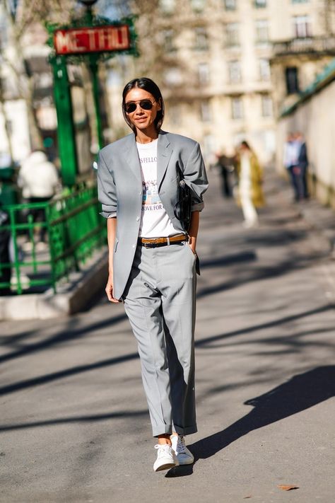 Grey Suit Outfit, Julia Pelipas, Casual Minimalist Outfit, Vogue Business, Personal Style Types, Paperbag Hose, Suit Outfit, Timeless Outfits, Grey Suit