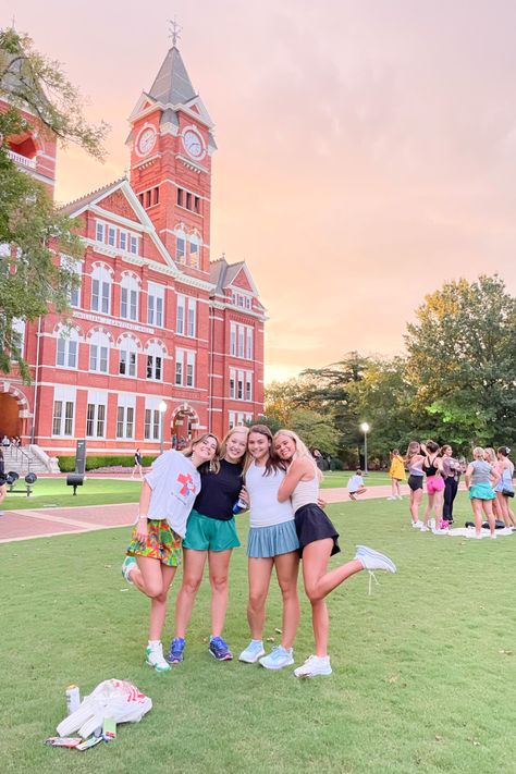 College Pics, Auburn Dorm Room, Auburn University Preppy, College Freshman, Auburn Aesthetic, Auburn Dorm, Auburn Sorority, Roommate Pictures, College Friends Aesthetic