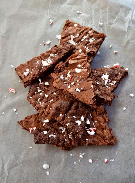 Brownie bark is amazingly crispy and sweet and you'll never guess how easy it is, too! Brownie Bark, Peppermint Brownie, Brownie Brittle, Peppermint Brownies, Box Cake Mix, Brownie Bar, Dark Chocolate Chips, White Chocolate Chips, Dessert Recipe