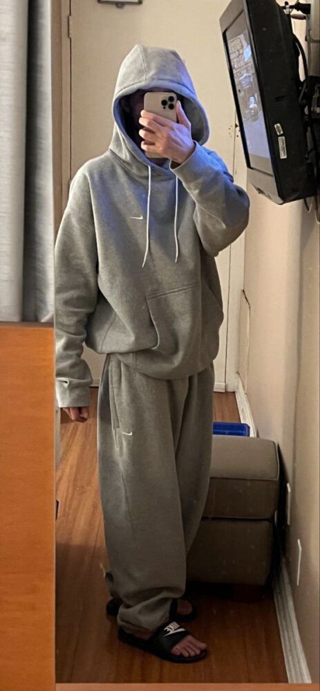 Nike Solo NRG Nike Sweats And Hoodie Outfit, Sweat Pants Hoodie Outfit, Skater Sweatpants Outfit, Hoodie And Sweatpants Aesthetic, Nike Hoodie And Sweatpants Outfit, Baggy Nike Sweatpants Outfit, Baggy Sweatpants And Hoodie Outfit, Men’s Lazy Outfits, Baggy Hoodie And Sweatpants