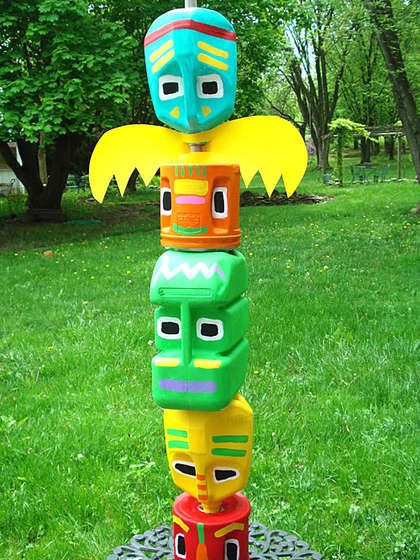 totem pole using recycled objects. This will be perfect for Day Camp next year since it's going to be western. Cowboys and Indians! I'm thinking give each boy one to decorate and then combine each dens together for the finished product. Totem Pole Craft, Milk Jug Crafts, Hawaii Crafts, Junk Modelling, Diy Totem, Hawaii Summer, Party Things, Totem Poles, Horse Crafts