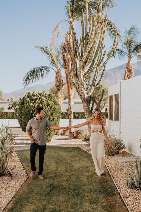 Unique Engagement Photo Poses, Spring Engagement Photos Outfits, Palm Springs Desert, Couples Photo Ideas, Desert Engagement Photos, Desert Photoshoot, Photoshoot Engagement, Fun Engagement Photos, Unique Engagement Photos