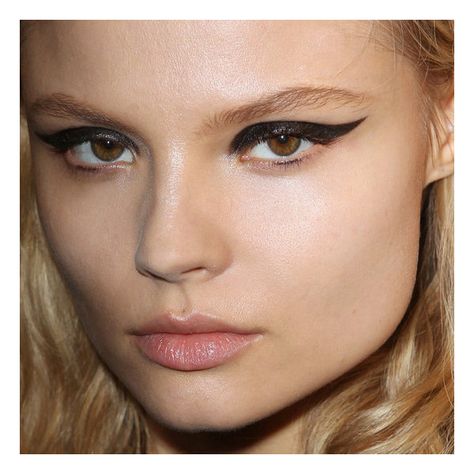 See the Most Gorgeous Makeup From Paris Fashion Week Autumn/Winter... ❤ liked on Polyvore Eyeliner Images, Dramatic Wedding Makeup, Easy Winged Eyeliner, Eyeshadow For Green Eyes, Winged Eyeliner Tutorial, Simple Eyeliner, Bold Brows, Winged Liner, Winged Eyeliner