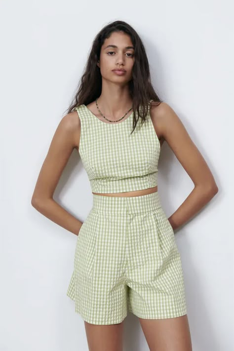 Style Salopette, Gingham Crop Top, Gingham Shorts, Linen Fashion, Gingham Tops, Floral Print Skirt, Cropped Tops, 2024 Fashion, Round Neck Tops