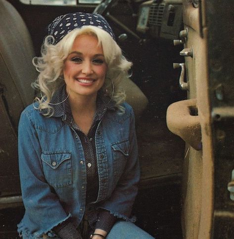 vintage everyday: 20 Beautiful Portraits of Dolly Parton in the 1970s 90s Country Fashion Women, Backwoods Barbie, Pride 2023, Divas Pop, 90s Country, Cowboy Baby, Country Fashion, I'm With The Band, James Dean