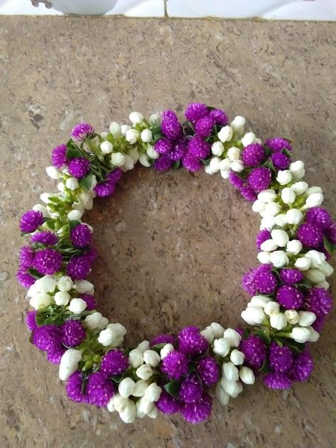 Diy Hair Accessories Beads, Carnation Garland, Hair Competition, Indian Baby Shower Decorations, Vegetable Jewelry, Diy Garlands, Indian Wedding Garland, Baby Cast, Flower Jewelry Designs