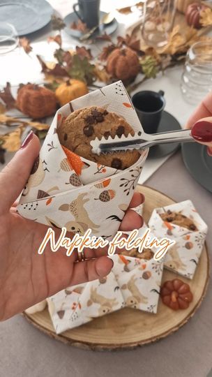 6.5K reactions · 539 shares | 𝑵𝒂𝒑𝒌𝒊𝒏 𝒇𝒐𝒍𝒅𝒊𝒏𝒈 🍁🍂

Un modo semplice e carino per piegare il tovagliolo e rendere speciale una colazione o una merenda 🥰

📌 Se l'hai trovato utile fai doppio tap e salva per vederlo ogni volta che vorrai 🫶🏻

_____________________________

#napkinfolding #napkinfold #annahomelife
#inspohomelife #napkinfolds #napkin #napkindecor

Napkin folding | Napkin | Napkin fold | Napkin decor | Anna_homelife Edible Napkin Rings, Decorating With Napkins, Thanksgiving Cloth Napkin Folds, Thanksgiving Napkins Ideas, Napkin Origami, Cloth Napkin Folding, Napkin Decor, Crumble Cookies, Paper Napkin Folding