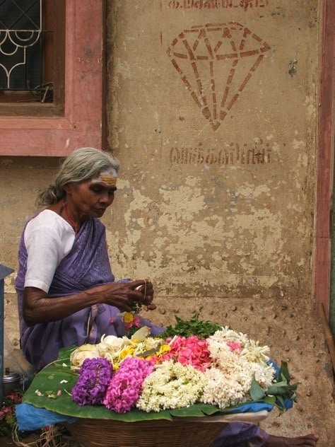 Flower Seller, Street Photography People, Boho Hippie Fashion, Mother India, Human Figure Sketches, Amazing India, Indian Flowers, India Culture, Vintage Blog