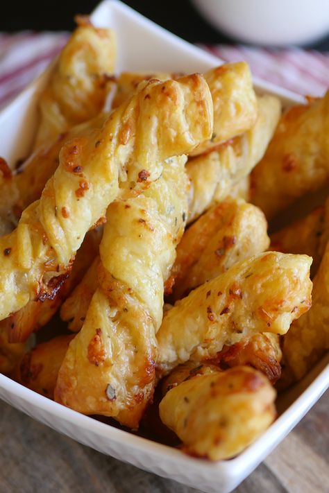 Puff Pastry Cheese, Puff Pastry Snacks, Puff Pastry Twists, Bread Twists, Puffed Pastry, Cheese Twists, Puff Pastry Appetizers, Pastry Appetizer, Cheese Puff