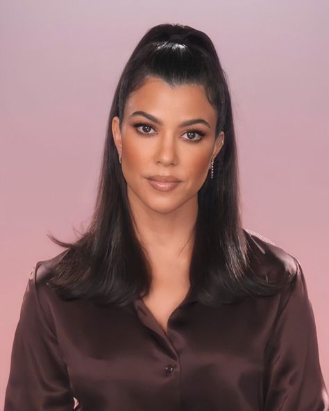 Kourtney Kardashian Makeup, Kourtney Kardashian Hair, Kardashian Hair, Kyle Jenner, Brown Skin Makeup, Hot Hair Styles, Insta Pictures, Heart Face Shape, Kardashian Style