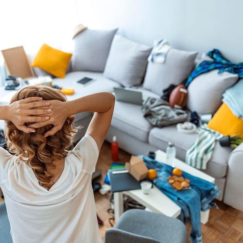 6 Reasons You Might Be Messy That Have Nothing To Do With Laziness — HuffPost Scattered Mind, Pull Out Trash Cans, Mind Health, Declutter Home, Pomodoro Technique, Folding Laundry, Mattress Cleaning, Declutter Your Home, Tidy Up