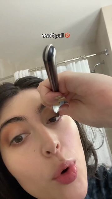 Curling Eyelashes With Spoon, Diy Eyelash Curler, How To Curl Your Lashes Natural, How To Curl Lashes With Curler, Curling Lashes Without Curler, Curl Lashes With Spoon, Eyelash Curling Hacks, Curl Lashes Without Curler, How To Curl Your Eyelashes