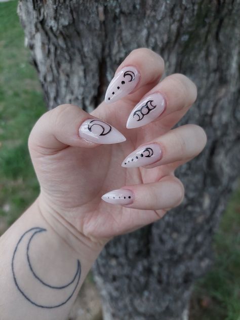 natural colored gel stiletto nails with black outline moons witch wicca emblems triple goddess full crescent moon dots spiritual astrology stars Neutral Witchy Nails, Triple Moon Nail Art, Triple Moon Nails, White Witch Nails, Simple Moon Nails, Moon Themed Nails, Moon Nails Art, Moon Phase Nails, Witchy Nails Almond