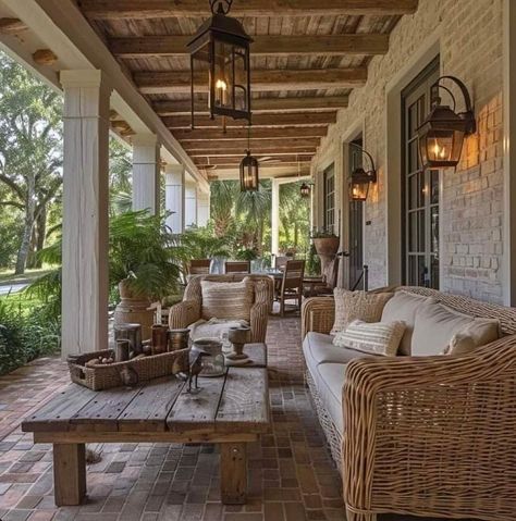 Farmhouse Verandah Ideas, Cottage Veranda Ideas, Colonial Patio Ideas, Covered Veranda Ideas, Coastal Patio Decor, Orangery Ideas, Backyard Garden Landscaping, Country Farmhouse Furniture, Veranda Ideas