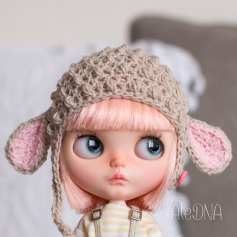 Best friend blanket - The Crochet Factor Blythe Face, Blythe Crochet, Lamb Hat, Crochet Hat Tutorial, Knitting Gloves Pattern, Crochet Doll Clothes Free Pattern, Blythe Doll Dress, Hat Patterns Free, Doll Dress Patterns