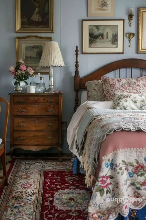 Bedroom Timeless, Vintage Farmhouse Bedroom, Apartment Bedroom, Cottage Bedroom, Farmhouse Bedroom Decor, Farmhouse Bedroom, Dream Rooms, Vintage Farmhouse, My New Room