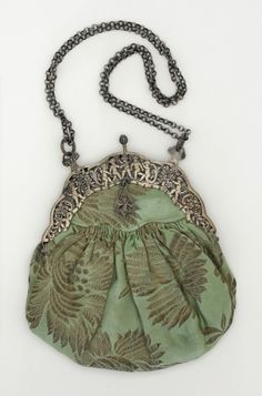 Woman's Purse. United States, 19th century. Brocaded silk, silver, silk satin, metallic thread | LACMA Collections Victorian Purses, Moda Hippie, Vintage Evening Bags, Evening Purse, Vintage Purses, Beaded Purses, Vintage Purse, Beaded Bags, Mode Vintage