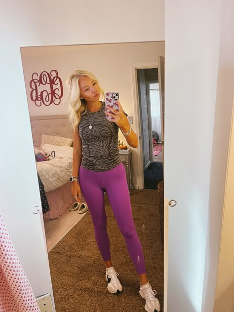 What To Wear With Colored Leggings, Preppy Comfy Outfits, Lululemon Leggings Outfit, Southern Preppy Outfits, Preppy Workout, Cute Trendy Outfits, Lulu Fits, Class Fits, Lululemon Outfit