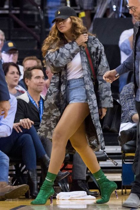 Beyonce Casual Outfits, Beyonce Casual, Basketball Game Outfit Women, Basketball Game Outfit, Beyonce Outfits, Beyonce Style, Game Outfit, Ootd Inspo, Plain Outfits