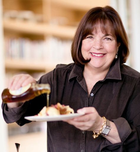 Ina Garten wearing an Hermès Cape Cod watch and a gold Chaine d'Ancre bracelet. How good is that?! Easy Dinner Party Recipes, Best Ina Garten Recipes, Barefoot Contessa Recipes, Company Dinner, Ina Garten Recipes, Best Dinner, Winter Comfort Food, Dinner Party Menu, Barefoot Contessa