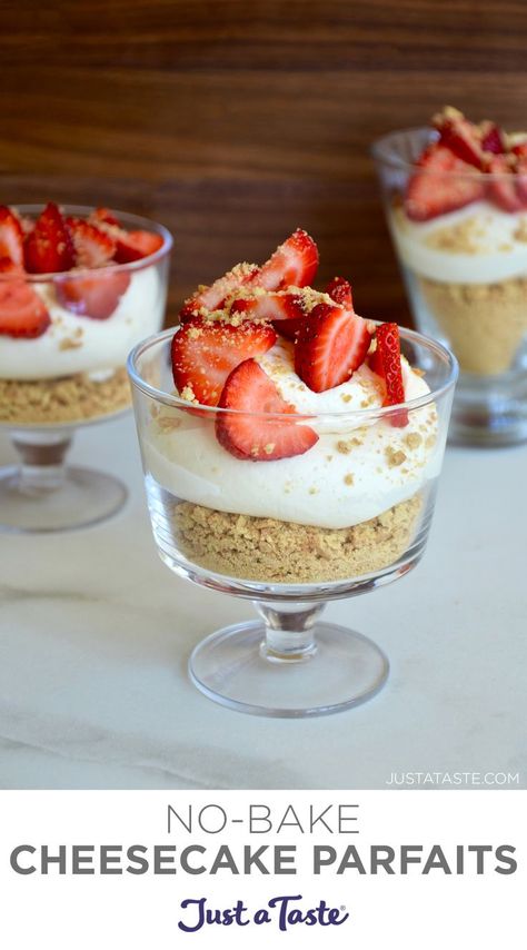 A parfait glass containing crushed graham crackers topped with creamy no-bake cheesecake and sliced strawberries. Cheesecake Parfait Recipes, Gooey Desserts, No Bake Cheesecake Filling, Desserts Cheesecake, Cheesecake Parfaits, Easy No Bake Cheesecake, Fudge Cookies, Baked Cheesecake Recipe, Make Ahead Desserts