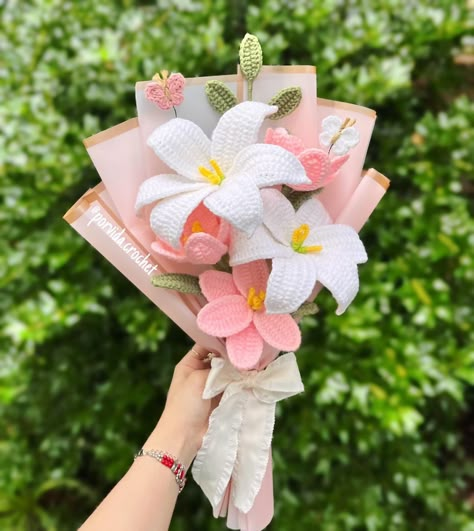 Obsessed with this Mother’s Day bouquet 🌷 Dm to order yours 💌 - - - - - - #mothersday #mothersdaygift #bouquet #crochetbouquet #diadelamadre #tulip #crochet #pinterest #crochetersofinstagram #crochetinspiration #hechoamano #tejidos Simple Crochet Bouquet, Mothers Day Crochet, Crochet Simple Flower, Crochet Tulip Bouquet, Pink Tulips Bouquet, Crochet Bouquets, Easy Crochet Flower, Crochet Diy Tutorial, Simple Flower Design