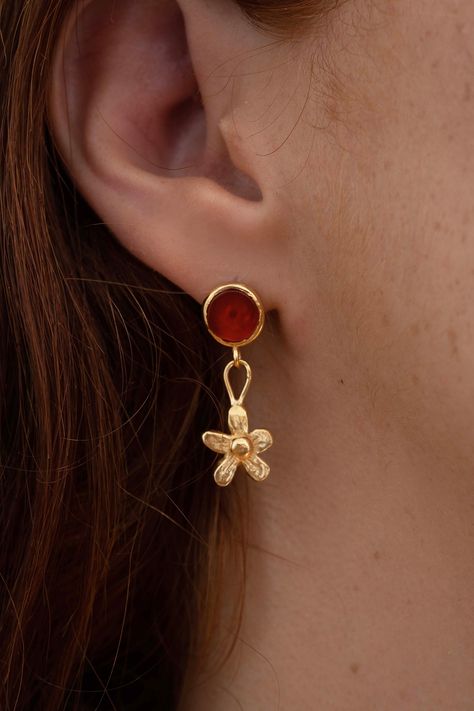 Red carnelian gold earrings w dangle flower charm hand made, Green aventurine statement floral earrings, Silver modern flower drop earrings A beautiful and romantic pair of floral charm earrings, combined of a circle gemstone stud earring and a hand made flower dangle charm. These are are the perfect mix of whimsical and elegance, and are very comfy to wear. Available in sterling silver, gold plated brass, 14k yellow gold and 14k white gold. For the green aventurine version: ✔ Nickel Free ✔ Pack Earrings With Gemstones, Dangling Gold Earrings, Whimsical Gold Earrings, Cute Flower Jewelry, Hoop Earrings Indian, Beautiful Jewelry Earrings, Fantasy Earrings, Carnelian Earrings, Engagement Earrings