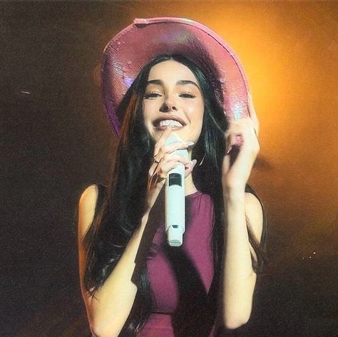 Madison Beer Purple Aesthetic, Make You Mine, Madison Beer Performing, Madison Beer Tour, Spinnin Tour, Beer Hat, Beer Icon, Pink Cowboy Hat, Pink Cowboy