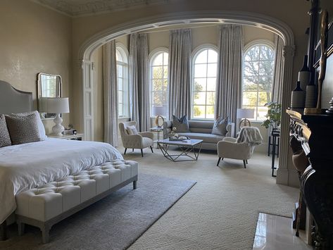 Large Bedrooms Ideas, Bedroom With Seating Area, Rich Bedroom, Grand Bedroom, Old Bedroom, Big Bedroom, Bedroom Big, Huge Bedrooms, Luxury Mansions Interior