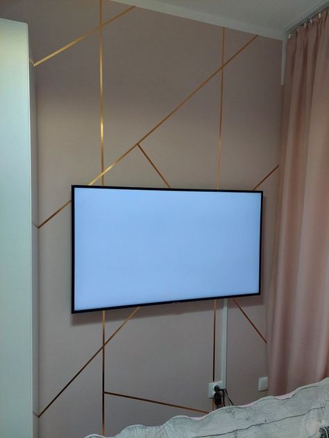 Gold Lines On Wall, Gold Tape Wall Design Living Room, Gold Tape Wall Design, Gold Accent Wall, Front Wall Design, House Wall Design, Living Room Furniture Layout, Wall Panel Design, Deco Studio