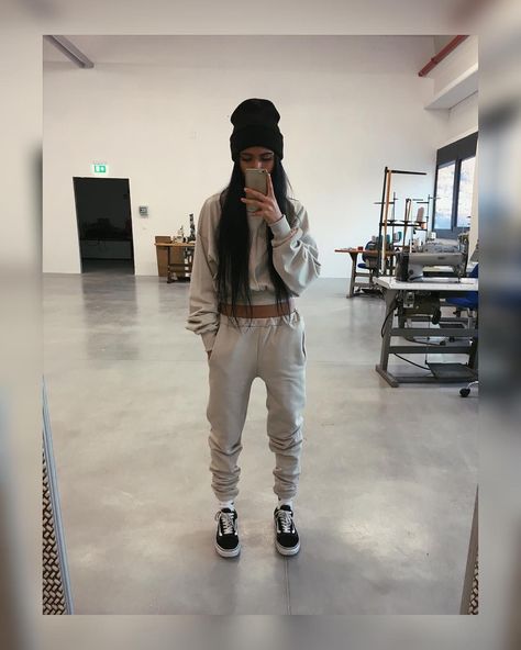 97d0145823aeb8ed80617be62e08bdccdesc41875402ri Edgy Sweatpants Outfit, Tomboy Stil, Sweatpants Outfits, Sweatpants Outfit, Pastel Outfit, Neue Outfits, Tomboy Outfits, New Stuff