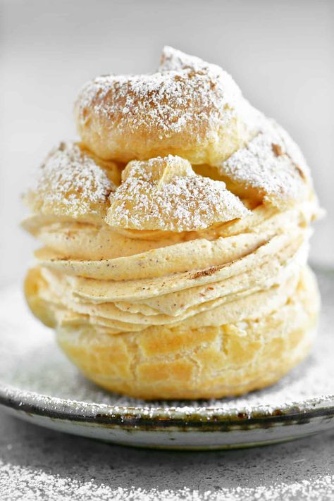 Pumpkin Spice Cream Puffs have a soft, pastry shell with a creamy pumpkin filling and sprinkled with powdered sugar and pumpkin spice. Pumpkin Spice Cream, Gunny Sack, Cream Puff Recipe, Pumpkin Chocolate Chip Bread, Pumpkin Cake Recipes, Pumpkin Cinnamon Rolls, Puff Recipe, Pumpkin Bars, Pastry Shells