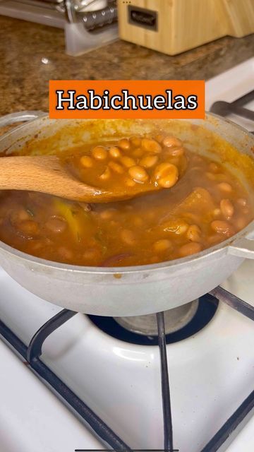 Big Mama Cooks on Instagram: "Habichuelas guisadas 😋 a staple in every Dominican home! *Note for those who would prefer to use raw/bagged beans: soak the beans in water to soften overnight (12-16 hours is best) or pressure cook the beans to soften, then follow the same steps in the video! Ingredients ⬇️ 1 can pinto beans 2 tbsp oil 1/2 chicken bouillon cube 1/3 red onion 1/3 bell pepper 1 tbsp sofrito 3 recao/culantro leaves 2 cups water 1 tbsp tomato paste 2 pieces auyama Cilantro Unrel Puerto Rican Pinto Beans, Canned Red Beans Recipe, Dominican Beans Recipe, Puerto Rican Beans, Habichuelas Guisadas, Red Beans Recipe, Pinto Bean Recipes, Island Recipes, Chicken Bouillon