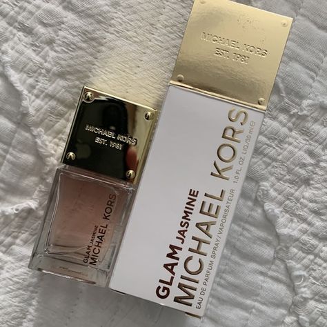 Michael Kors Glam jasmine perfume Michael Kors Perfume Woman, Mk Perfume, Michael Kross, Michael Kors Perfume, Jasmine Perfume, Really Cute Puppies, Perfume Collection Fragrance, Animals Funny, Baby Animals Funny