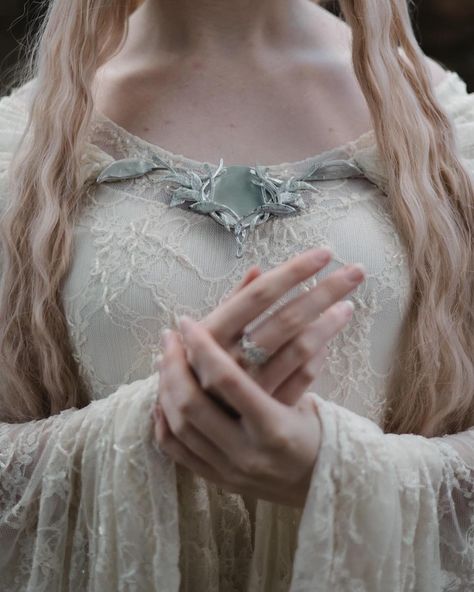 Fantasy Aesthetic Elves, Galadriel Aesthetic, White Princess Aesthetic, Lord Of The Rings Dress, Galadriel Cosplay, Galadriel Dress, Lady Galadriel, Lotr Aesthetic, Lotr Elves