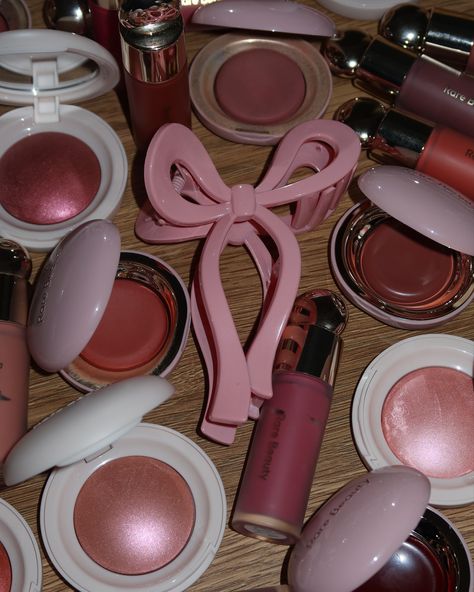 🎀🩷 @rarebeauty #rarebeauty #rarebeautybyselenagomez #rarebeautyblush #softpinchliquidblush #liquidblush #softpinchluminouspowderblush Divine Feminine Makeup, Girly Products, Selena Gomez Makeup, Feminine Makeup, Jack Hughes, Gloss Makeup, Makeup Supplies, Pretty Pink Princess, Makeup Haul