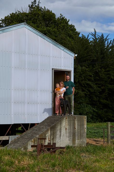 Modern Farm Style: Architect Ben Daly and Family Live in a Sheep Shed He Converted Himself Sheep Shed, Shearing Shed, Luxury Houseboats, Eco Cabin, Farm Shed, Tiny House Exterior, Modern Shed, Shed Home, Affordable House Plans