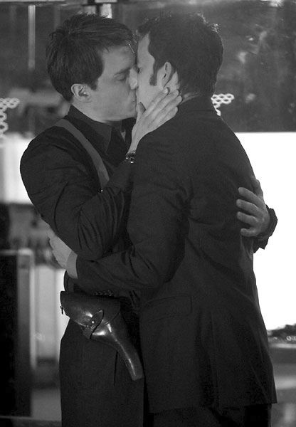 Gareth David Lloyd, Captain Jack Harkness, Ian And Mickey, Jack Harkness, John Barrowman, Men Kissing, Celebrity Photo, Wibbly Wobbly Timey Wimey Stuff, Torchwood