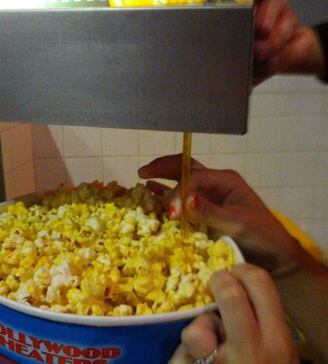 Use a straw to butter your popcorn. This gets butter allllll the way down there. Check out this hack, plus even more! Movie Theater Hacks, Straw Hacks, Movie Theater Popcorn, Movie Popcorn, Butter Popcorn, Popcorn Bucket, Freezer Meals, Movie Theater, My Wife