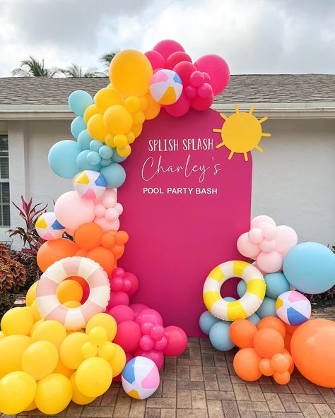 Splish Splash 💦 Pool party for Charley! ☀️ Picnic set up @picnicsinparadiseco & @partiesunderthepalms #summer #poolpartytheme #poolparty #poolpartyballoons #poolpartybackdrop #poolpartyideas #poolpartytheme #poolpartydecor #poolpartyballoongarland Pastel Pool Party Decor, Pool Party Picnic, Pool Birthday Decor, Splish Splash Birthday Party Decorations, Malibu Pool Party, Pool Party Backdrop Ideas, Splash Party Decorations, Summer Party Ideas Decorations, Pool Party Balloons Decorations