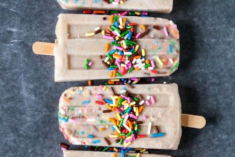 Funfetti Sugar Cookie Popsicles [Vegan] - One Green Planet Vegan Popsicles, Frozen Cocktail, Vegan Ice Cream Recipe, Milk And Sugar, Ice Pop, Ice Cream Popsicles, Popsicle Recipes, Vegan Ice Cream, Frozen Meals