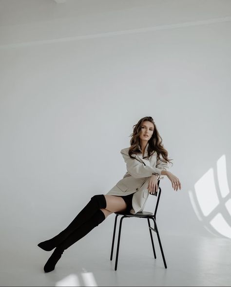 Female Chair Poses, Classic Studio Photoshoot, Photoshoot Outfit Ideas Studio, Vogue Photoshoot Ideas Inspiration, Studio Photoshoot Poses Standing, Boss Lady Poses, Self Shoot Studio Poses, Standing Model Poses, Self Photoshoot Poses