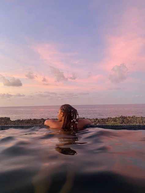 Infinite Pool Pictures, Summer Poses Photo Ideas Pool, Post Break Up Photoshoot, Infinity Pool Instagram Pictures, Infinity Pool Poses Photo Ideas, Pool Inspo Pics Photo Ideas, Sunset Pool Pictures, Jamaica Photo Ideas, Infinity Pool Pictures Ideas