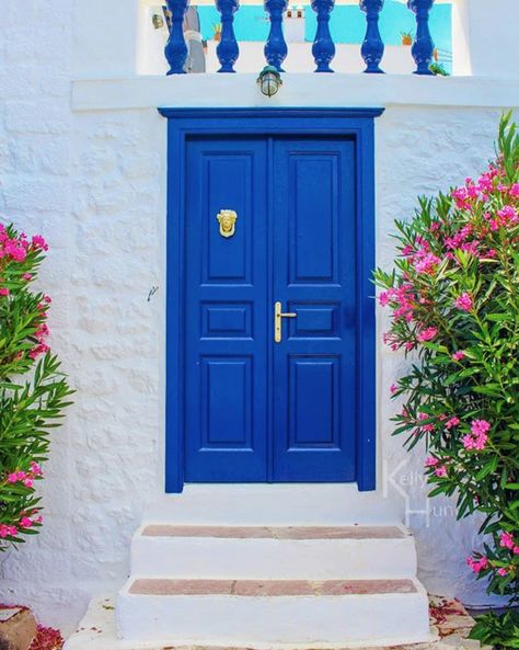 25 fabulous front doors: Get inspired to create a statement entry of your own Electric Blue Front Door, Royal Blue Front Door, Hutchinson House, Painting Your Front Door, Bright Front Doors, Paint Your Front Door, Style Curator, Front Door Colours, Blue Front Door