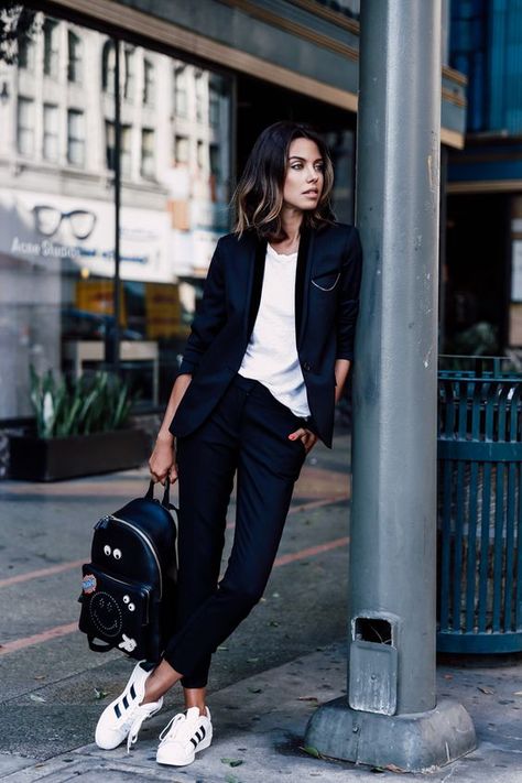 Street style | Urban chic white and black attire Chic Office Wear, White Sneakers Outfit, Look Adidas, Mode Tips, White Sneakers Women, Outfit Trends, Sport Chic, Casual Work Outfits, Sporty Chic