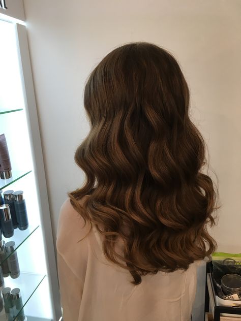 2 Inch Barrel Curls, Soft Curls For Medium Hair Wedding, Curls For Medium Hair, Soft Curls For Medium Hair, Ghd Curls, Hairstyles With Curled Hair, Ghd Curve, Curled Hairstyles For Medium Hair, Ball Hair