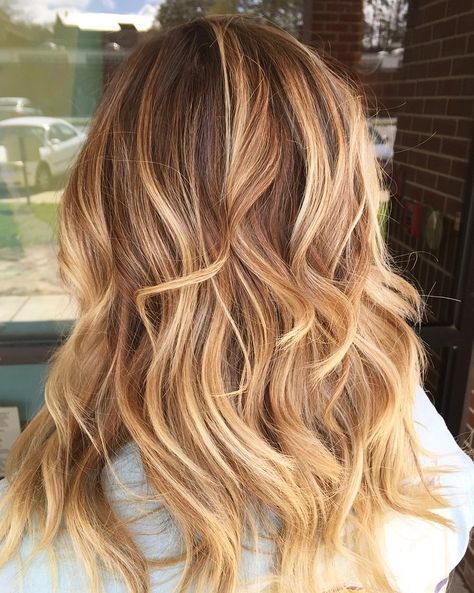 Shadow root + sombre Insta:beautybycaittt Golden Hair With Dark Roots, Shadow Root Ginger, Shadow Root Blonde, Balayage Hair Honey, Copper Blonde Hair, Blonde Ends, Hair Contouring, Hair Projects, Autumn Hair