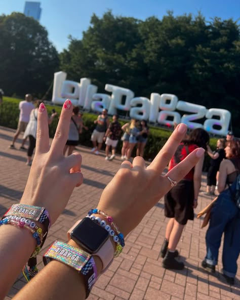 Best friend bead bracelet and festival wristbands peace signs with nails done at lollapalooza sign Wristbands Aesthetic, Lollapalooza Aesthetic, Festival Wristbands, Lollapalooza Paris, Lollapalooza Chicago, Festival Aesthetic, Life Goals Future, Shot Ideas, Trendy Bar